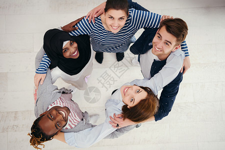 愚众不同众不同人群的顶端观感 站在一旁拥抱并象征着团结多样性学生微笑种族女孩圆圈友谊幸福团体朋友们背景