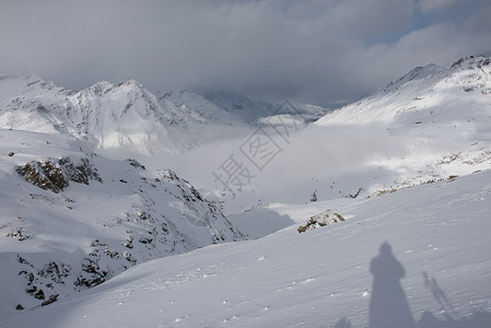 蒙特尔班阿尔卑斯山高的高清图片