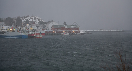挪威传统渔民的船舱和小船海岸场景天气房屋旅游村庄旅行房子风景峡湾背景图片