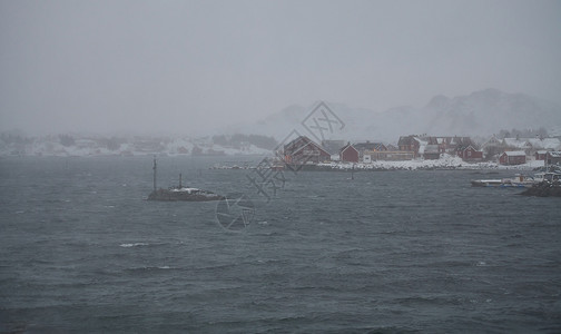 挪威传统渔民的船舱和小船旅游海洋季节场景房子地标旅行海岸风景城市背景图片