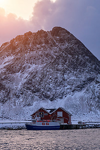 挪威传统渔民的船舱和小船钓鱼峡湾房屋地标村庄房子场景季节旅行建筑学背景图片