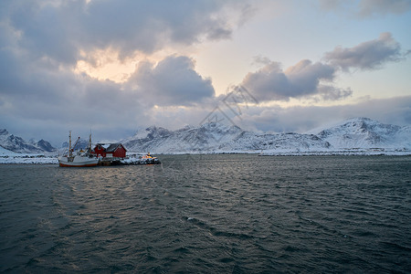 挪威传统渔民的船舱和小船钓鱼旅行房子地标海洋天气场景建筑学旅游风暴背景图片