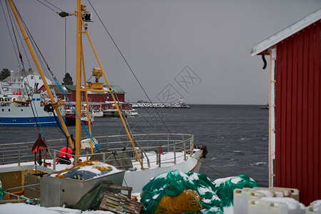 挪威传统渔民的船舱和小船地标季节海洋峡湾风景港口风暴建筑学场景天气背景图片