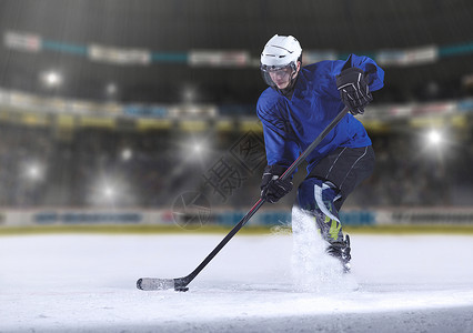 冰冰曲棍球运动员在行动中竞赛冰鞋活动运动闲暇冰球玩家季节成人耀斑背景图片