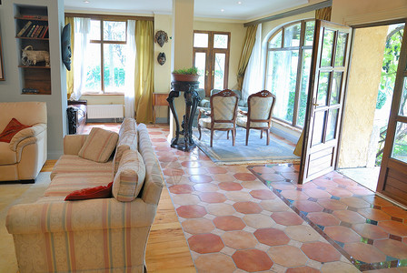 享受豪华和舒适的家居壁炉风格家具椅子座位沙发桌子家庭石头房子背景图片