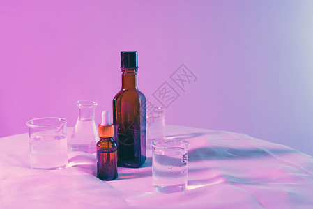 实验室桌上有化装化学成分的化验表化妆品血清皮肤美丽标签空白包装玻璃品牌棕色背景图片