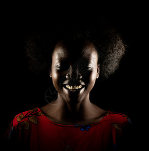 年轻黑人女性的黑暗肖像发型微笑女孩成人种族快乐爆炸女士魅力卷曲背景图片