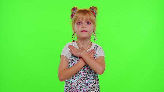 绿屏素材跳舞为社交媒体网络 儿童舞蹈 滑稽博客制作时尚舞蹈录像的时髦女孩博主游戏微笑自拍青少年视频记录绿色夜店爱好背景