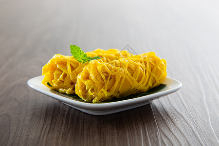 Roti Jala 马来西亚传统蛋糕马来语小吃香料黄色美味网绉饼子花边食物羊肉图片