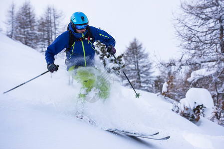 自由式滑雪者滑雪下坡旅行粉末速度运动闲暇自由竞赛男人便车衣服背景