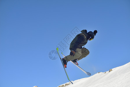 跳雪滑雪车速度粉末男人娱乐太阳飞行乐趣天空空气下坡背景