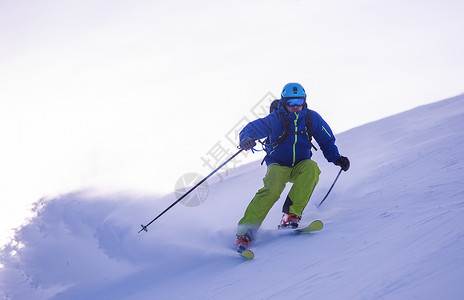 滑雪者在下坡时玩得开心娱乐山腰天空跑步空气竞赛衣服季节速度高山背景图片