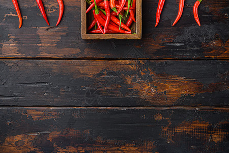 红色木桌子泰国辣椒自然高清图片