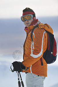 滑雪夹克年轻滑雪运动员在阳光明媚的寒冬日放松中年山脉男性质量山峰成人旅行摄影休息闲暇背景
