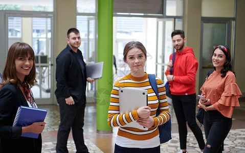 有现代学校技术的名声一流学生快乐走廊青年笔记本幸福大学校园顾客桌子工作背景图片