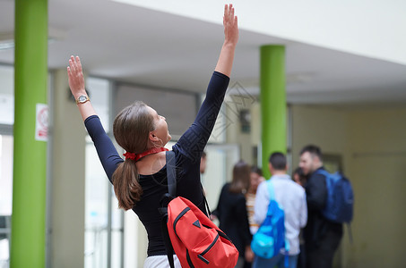 有现代学校技术的名声一流学生考试青年背包教育青少年女士大学快乐顾客桌子背景图片
