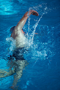 捡便便室内游泳便便池上游泳池排水风镜蝴蝶蓝色男性男人帽子训练闲暇竞赛力量背景