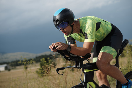 铁人王进喜骑自行车的三重运动员旅行行动训练铁人耐力耀斑运动男人竞赛头盔背景