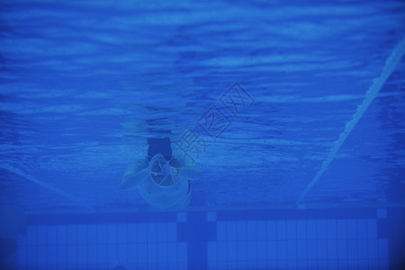 水下游泳池娱乐蓝色运动水池健康男人锻炼背景图片