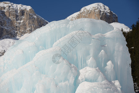 冰雪风格水晶蓝色白色季节概念冻结天气喷泉液体背景图片