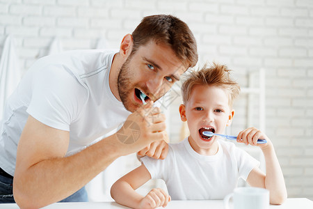 爸爸和小儿子 一起刷牙男生孩子父亲浴室牙科儿子牙齿卫生教学背景图片