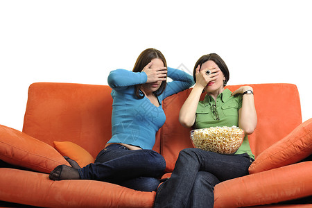 女朋友吃爆米花 在家看电视成人电缆控制友谊沙发电影黑发房间微笑工作室背景图片
