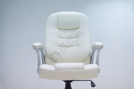 白白办公椅风格桌子手臂扶手椅奢华座位家具商业车轮白色背景图片