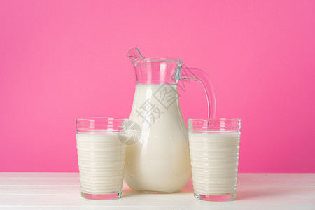 以粉粉色糊面为背景 配有新鲜牛奶的玻璃软件产品护理液体桌子食物瓶子婴儿商品背景图片