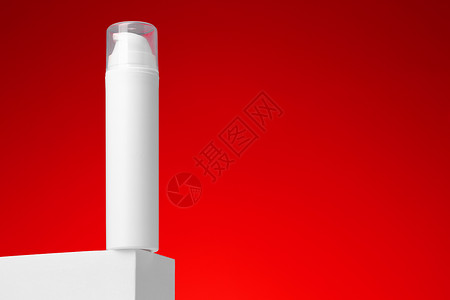 红底的白化妆品皮肤护肤容器洗剂卫生产品包装空白护理管子瓶子润肤奶油背景图片