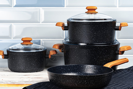 黑色锅厨房柜台烹饪设备贴近照片炊具厨具金属蓝色黑色用具背景