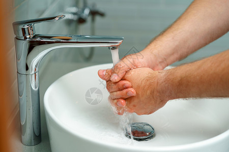 在水槽上方用肥皂洗手的男性手贴近照片洗涤镜子浴室卫生棕榈公寓家庭打扫洗手间房子背景图片