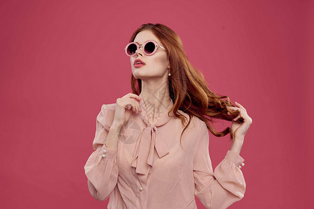 装饰粉红背景的美容品成人裙子微笑技术粉色青年耳语女性黄色药片背景图片