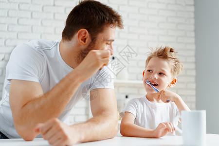 爸爸和小儿子 一起刷牙浴室牙科卫生儿子孩子父亲牙齿教学男生背景图片