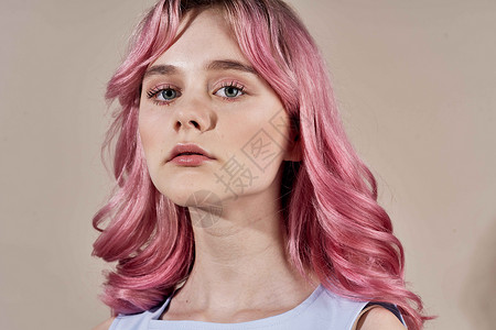 粉色头发装饰品夏季时尚风味化妆品女性女士裙子嘴唇眼睛工作室发型冒充理发背景图片