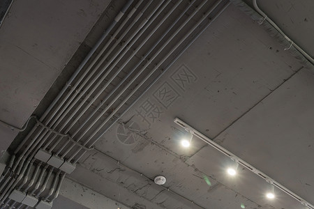 带通风和安全摄像头的混凝土灰色天花板抽象阁楼内部 用现代灯具装饰的工业阁楼的室内建筑和天花板设计框架风格水泥工厂房子乡村窗户办公背景图片
