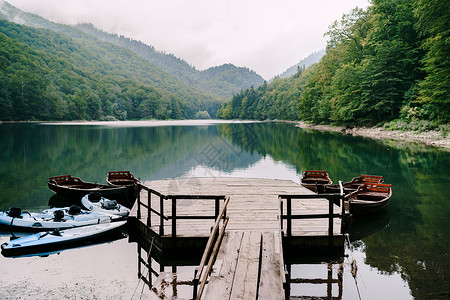 黑山公园湖上有停泊船只的小码头高清图片