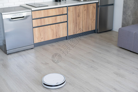 压层木地板智能清洁技术的机器人真空吸尘器清扫工高清图片