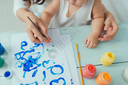 小孩笔刷素材母亲和女儿一起在家里用油漆笔刷和水彩画画画乐趣婴儿艺术家庭艺术家孩子学校女孩闲暇绘画背景