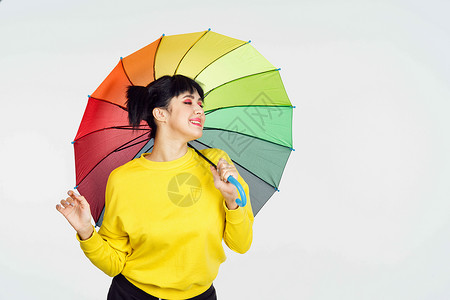 彩虹色裙子女人有多色雨伞的乐趣 打扮时装工作室生活蓝色女性街道衣服裙子微笑眼镜自由背景