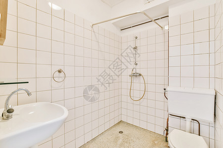 带白瓷砖的亮亮浴室淋浴奢华房间装饰公寓房子财富住宅房地产龙头背景图片