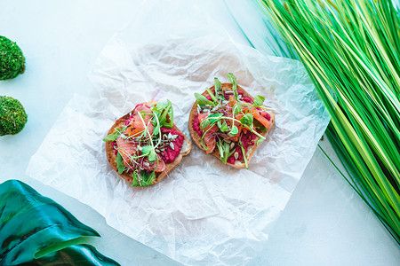 木板上的意大利薄荷糖色的Bruschetta派对胡椒午餐起动机点心木头面包食物洋葱蔬菜背景