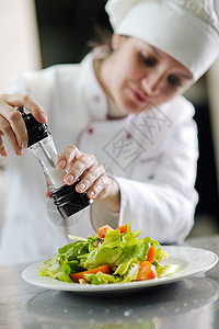 盐酒店厨师准备用餐服务沙拉生活帽子盘子烹饪工作女士餐厅营养背景