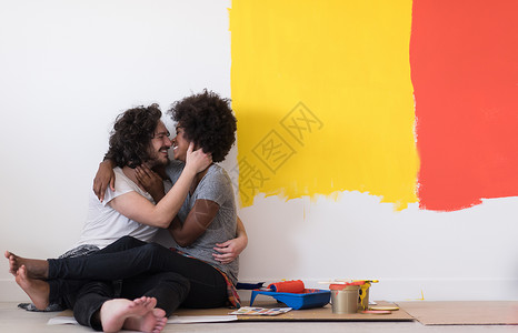 名族画多种族年轻夫妇在绘画后放轻松友谊公寓喜悦刷子幸福房子房间妻子女士男性背景