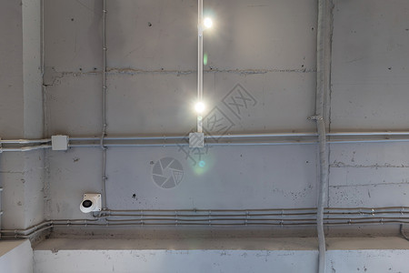 带通风和安全摄像头的混凝土灰色天花板抽象阁楼内部 用现代灯具装饰的工业阁楼的室内建筑和天花板设计风格玻璃房子工厂乡村框架水泥房间背景图片