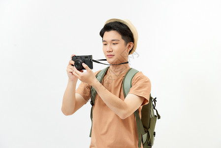 摄影师和旅行者 电影室肖像画 英俊的年轻男子拿着照相机拍照男性假期相机男人幸福工作室照片白色爱好旅行背景图片