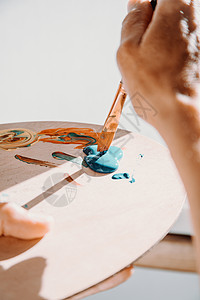 女高级老艺术家手的特写 拿着画笔 用蓝色油漆画画 五颜六色的情感油画 当代画家创作现代抽象美术作品画架帆布爱好工作室女孩学校女性背景图片