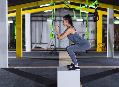 女职工在健身房里跳耐力活力肌肉成人跳跃俱乐部中心力量训练运动背景