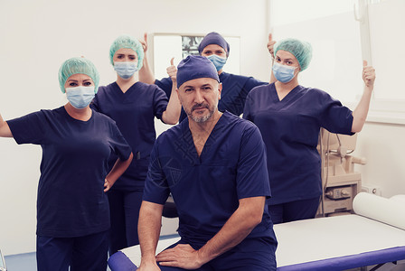骨外科与他的多族裔团队合作的矫形大全医生男人手术医院护士工作助手从业者微笑办公室外科背景