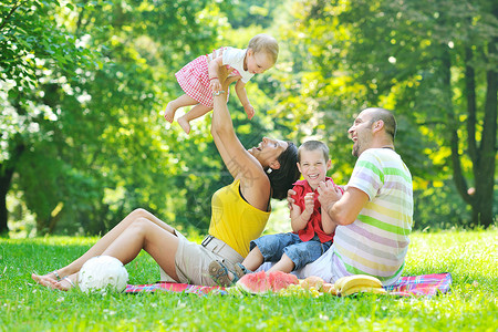 赋得古原草送别快乐的年轻夫妇和孩子 在公园玩得开心父母兄弟夫妻女孩姐姐童年儿子孩子们男生成人背景