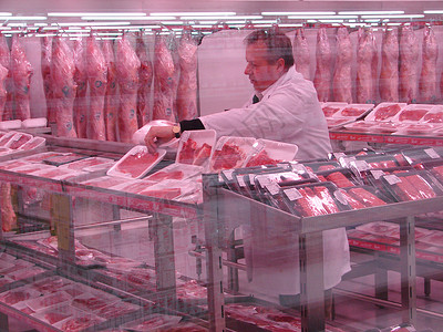 屠宰工屠宰职业猪肉店铺助理男人销售架子食物包装防护背景